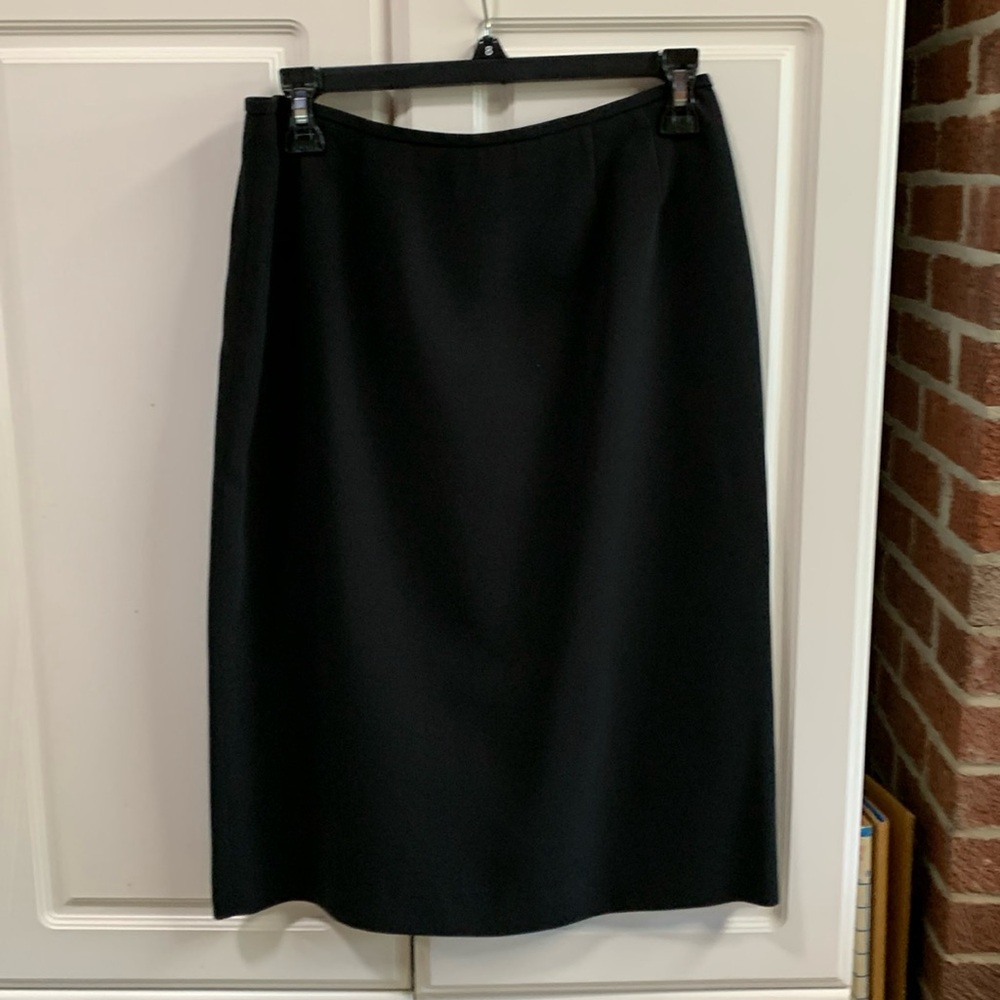 Ladies size 6 black skirt by Le Suit